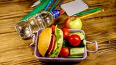 Ce trebuie să știi despre pachețelul pentru școală. Când mâncarea „de acasă” ascunde zeci de aditivi