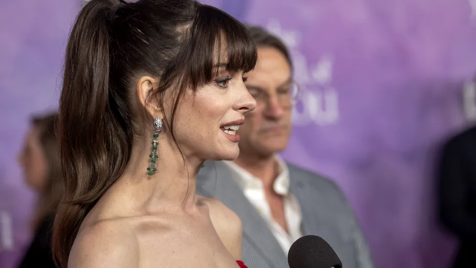 „Metoda Anne Hathaway” pentru buze preapline și sexy. Actrița folosește o agrafă de păr VIDEO