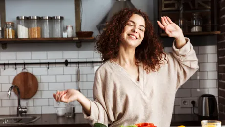 Mâncatul intuitiv sau dieta fără restricții. 10 lucruri pe care să le faci ca să-ți repari relația cu mâncarea
