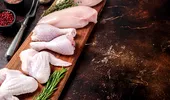 Bucata de pui ignorată de mulți, dar preferată de bucătari. Este mai suculentă, mai gustoasă și mai ieftină decât pieptul de pui