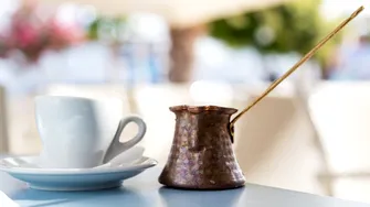Cafeaua grecească autentică: secretul gustului intens și al spumei perfecte. Cum se prepară Ellinikos Kafes / VIDEO