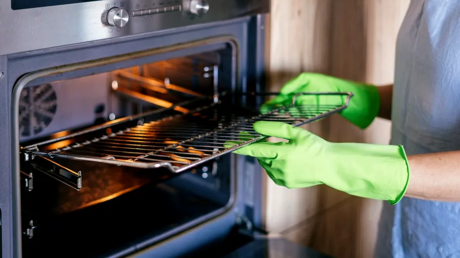 Ingredientul cu care cureți rapid grătarul cuptorului, fără să freci o veșnicie. Sigur îl ai în casă!