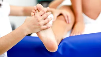 (P) România are sub 500 de podologi pentru 20 de milioane de oameni. Iată de ce asistenții medicali se reorientează rapid spre această specializare