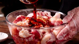 5 marinade care transformă orice grătar. Rețete simple pentru pui, porc, pește și fructe de mare