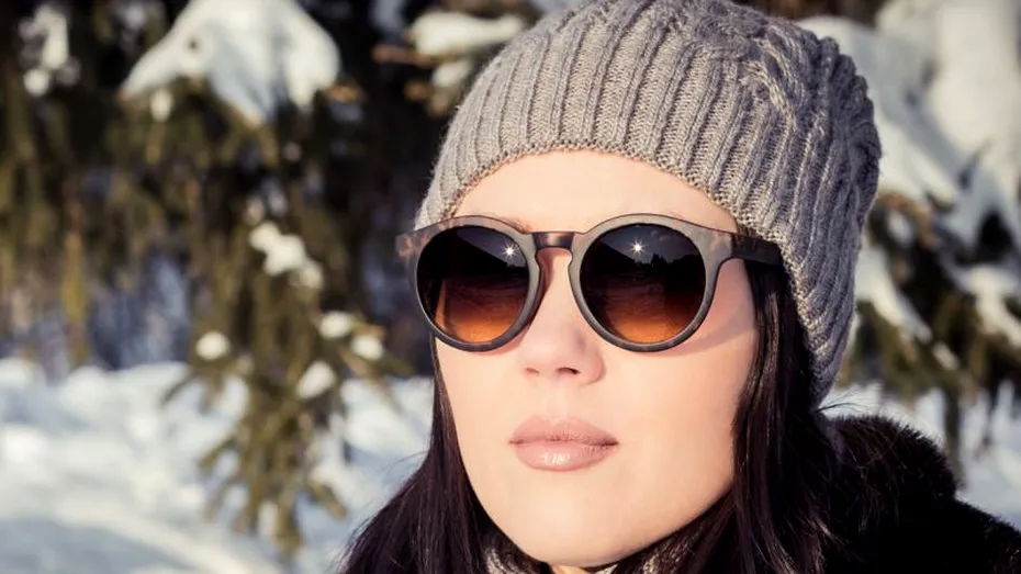 De ce trebuie să porţi ochelari de soare şi iarna