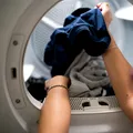 Unde se pune parfumul în uscătorul de rufe. Trucurile care fac hainele să miroasă proaspăt mai mult timp