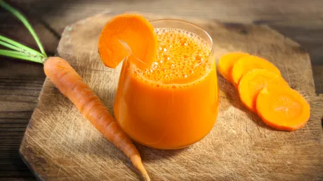 A ținut o dietă cu suc de morcovi ca să scape de cancer. Ce s-a întâmplat cu femeia, după ce a băut 13 căni pe zi