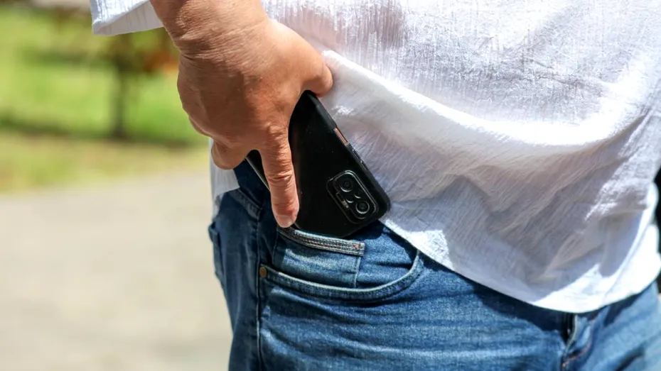 Telefonul ținut în buzunar poate afecta fertilitatea bărbaților? Ce arată studiile despre calitatea spermei