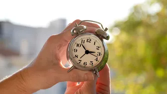 De ce se schimbă ora la 4:00 și nu la 3:00, în România. Ce se întâmplă, de fapt, cu ceasurile în noaptea de 25 octombrie