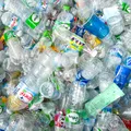 Românii ar putea scăpa de cea mai enervantă parte a reciclării. Noul aparat în care bagi tot sacul cu sticle
