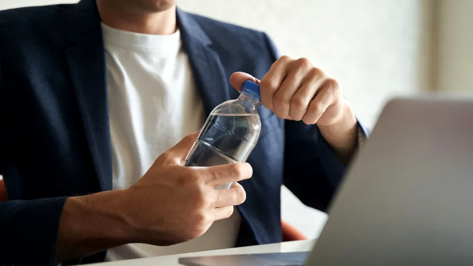 Ai vărsat apă pe laptop? Greșeala pe care o fac toți și care îți distruge definitiv dispozitivul!