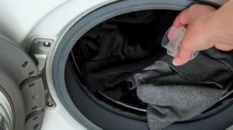 Cum elimini rapid petele de ulei de pe hainele negre fără să distrugi materialul
