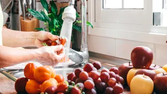 Aceste fructe nu ar trebui spălate înainte de a le pune la frigider. Greșeala banală care le strică mai repede