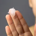 Este bună vaselina pentru riduri? Ce trebuie să știi înainte să o folosești