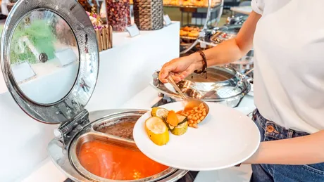 Alimentele pe care niciodată să nu le mănânci când mergi la all-inclusive și ai bufet. Poți face toxiinfecții alimentare