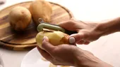 Fructe și legume pe care să nu le mai cureți de coajă. Avertismentul făcut de un nutriționist. „Aruncați nutrienții la gunoi!”