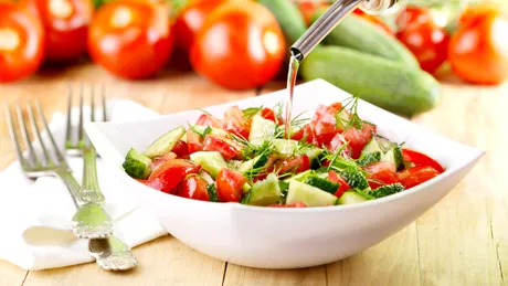 Semne că ai fost intoxicat cu Salmonella, după ce ai mâncat roșii sau castraveți