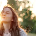 De ce ai nevoie de mai multă lumină naturală în timpul zilei. Ce se întâmplă în organism când stai prea mult în spații întunecate