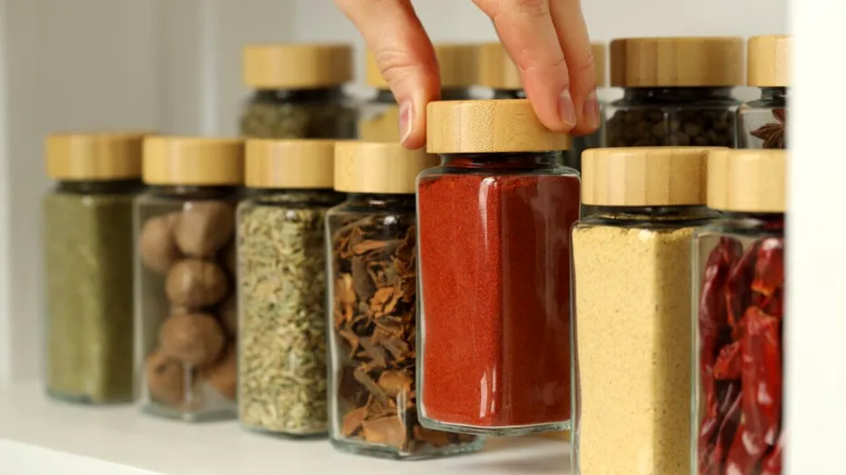 Cum trebuie păstrate condimentele pentru a-și păstra aroma. Greșeala pe care o fac mulți în bucătărie