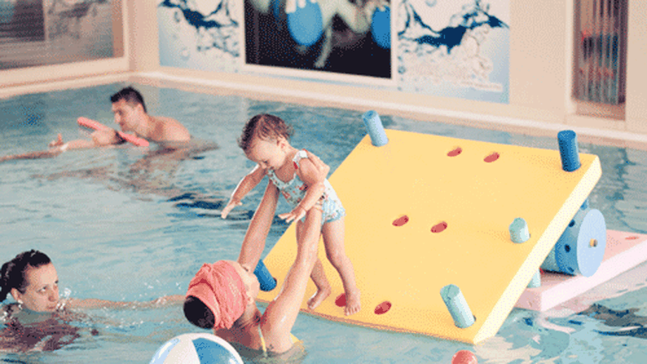 Giulia îşi învaţă fetiţa să înoate!