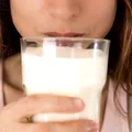 Un pahar cu lapte după efortul fizic te ferește de osteoporoză la bătrânețe. Dar ce lapte trebuie să bei: de vacă sau de soia?
