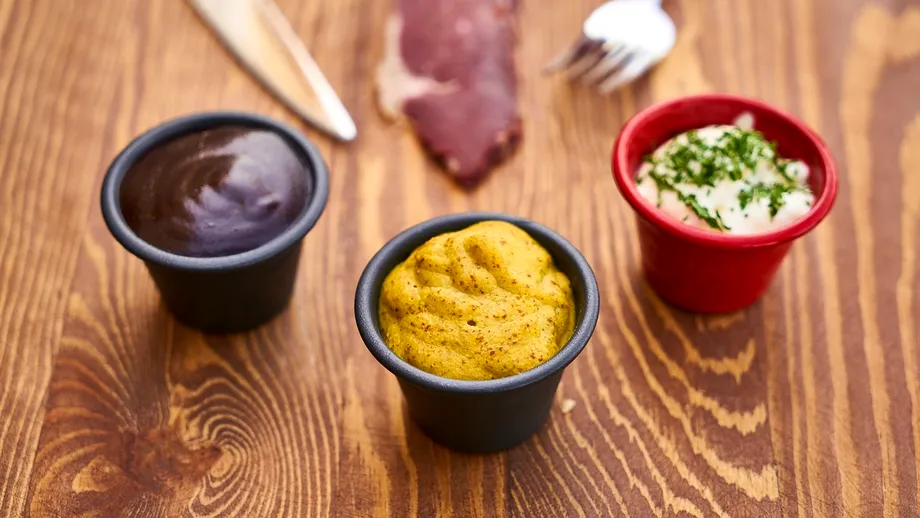 Câte calorii are ketchup-ul, maioneza sau Sriracha? Incredibil cât de puține are muștarul