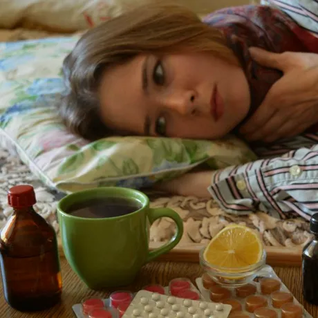 Tonicul natural care calmează instant gâtul iritat. Rețeta cu 3 ingrediente, ideală pentru perioadele de convalescență