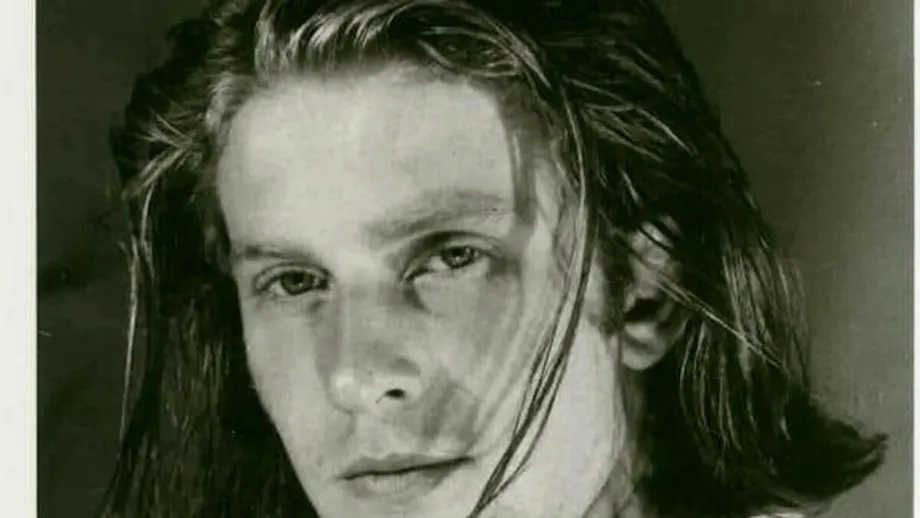 Îl recunoști? Astăzi este unul dintre cei mai îndrăgiți actori, însă drumul lui nu a fost deloc ușor