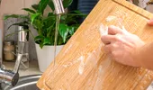 Tocătoarele din lemn și din plastic: avantaje, dezavantaje și care este alegerea mai sigură pentru bucătărie
