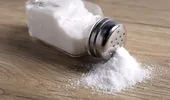 De ce se întărește sarea în solniță și cum o poți păstra uscată?