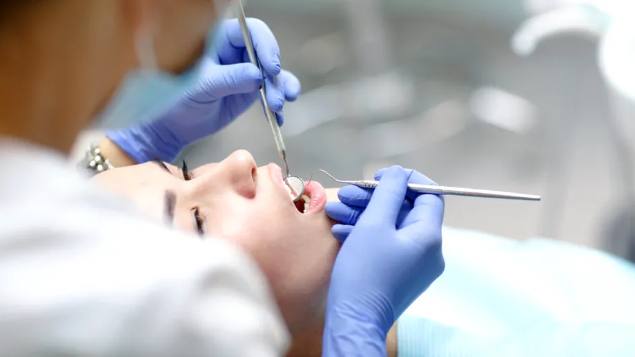 Servicii stomatologice decontate de CNAS în 2026. Cum poți merge la dentist gratuit și ce tratamente sunt incluse?