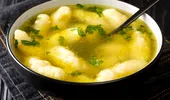 Supă de pui cu găluște pufoase din griș – cel mai bun leac pentru răceală
