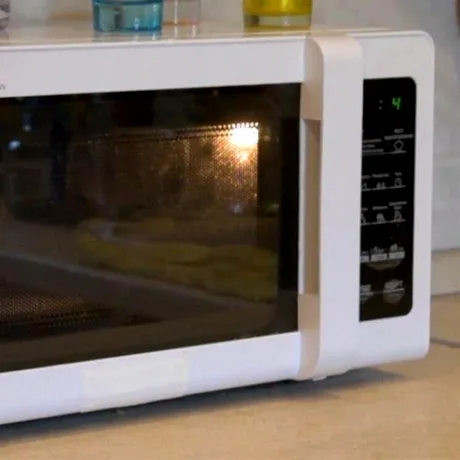 De ce geamul cuptorului cu microunde are acele „găuri” mici? Mulți români nu știu la ce ajută, de fapt