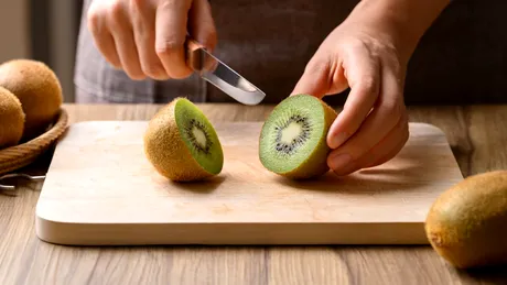 De ce e bine să mănânci kiwi cu coajă. Secretul ascuns al unui superaliment complet