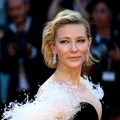 Divă pe covorul roșu, gospodină acasă. Cate Blanchett se trezește la 5 ca să-și hrănească găinile