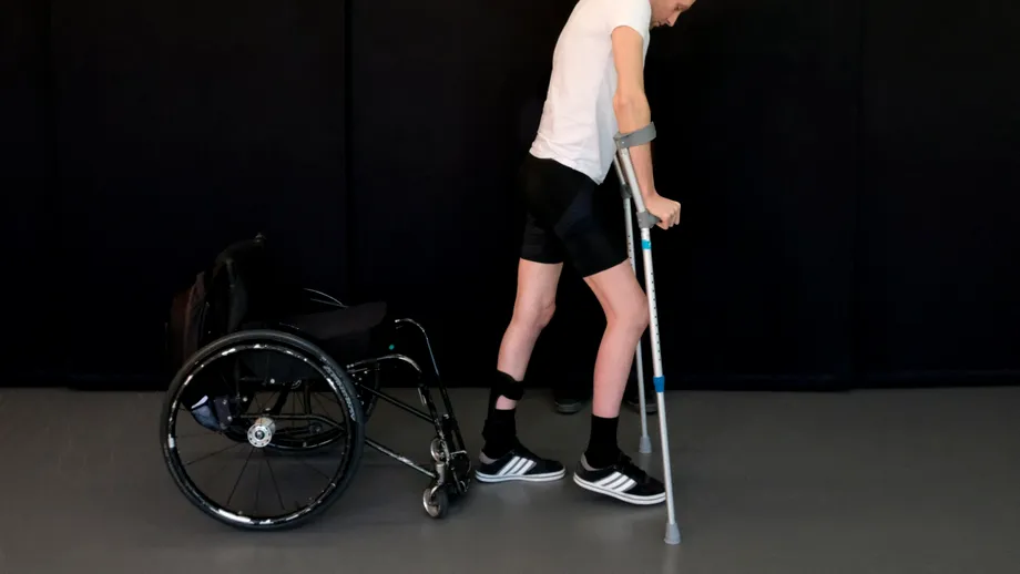 Un bărbat paralizat de la brâu în jos poate merge din nou cu ajutorul unor implanturi în creier și măduva spinării