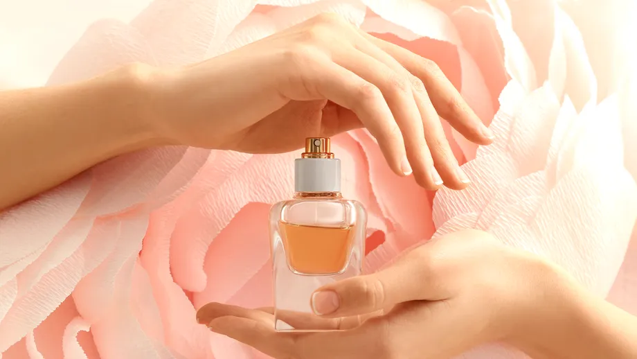 Parfumurile care cresc riscul de infertilitate. Citește eticheta și evită aceste ingrediente!