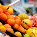 Portocale cu pesticide, vândute în magazinele din România. Importatorul le schimba eticheta și ambalajul