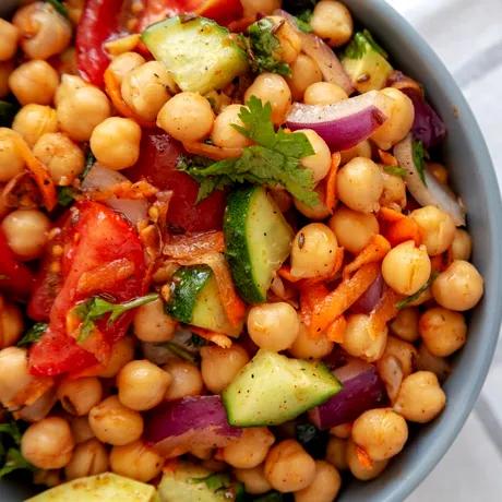 Salata caldă de năut, soluția rapidă pentru zilele de post. Este ieftină și gata în câteva minute!