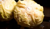 Cât de des se vântură varza murată ca să nu facă floare. Secretul pentru o varză crocantă și bine acrită