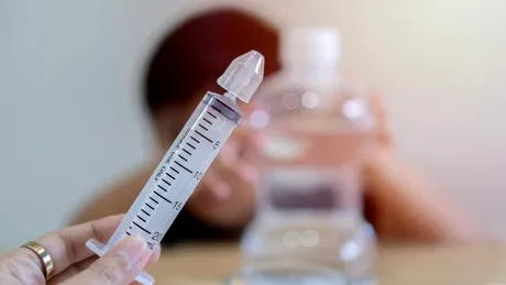 O femeie a murit după ce a făcut irigații nazale cu apă de la robinet. Bacterie care poate distruge creierul odată ce ajunge în nas