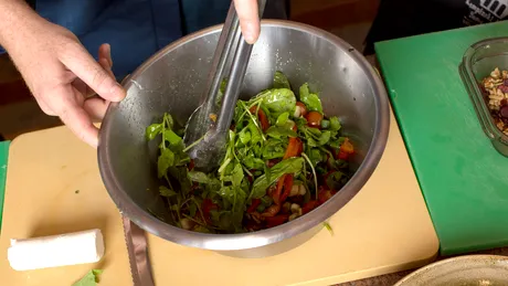 Amadeus te învaţă cum să faci o salată exotică energizantă lacto-vegetariana