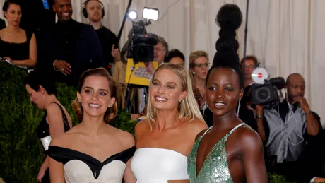 Met Gala 2016: Calvin Klein a prezentat rochii  realizate din sticle de plastic reciclate