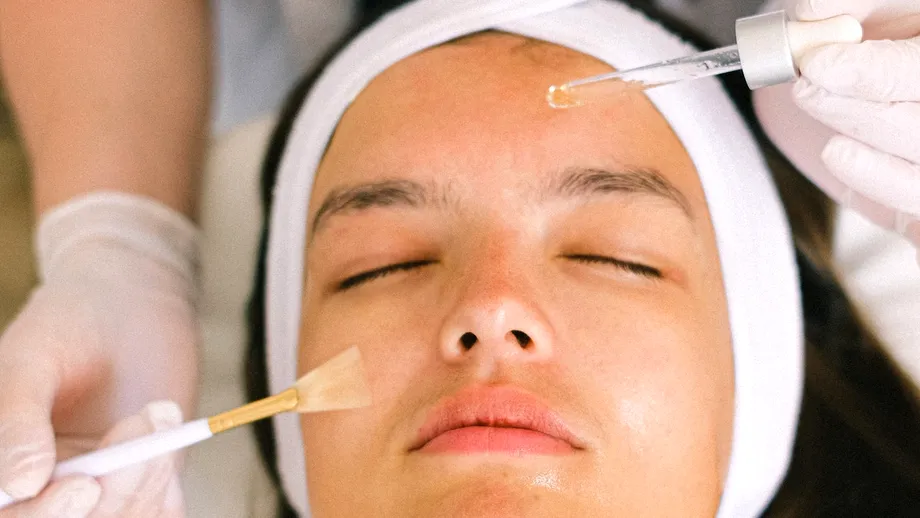 Uleiul de azulenă și beneficiile lui pentru ten