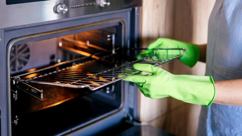 Ingredientul cu care cureți rapid grătarul cuptorului, fără să freci o veșnicie. Sigur îl ai în casă!