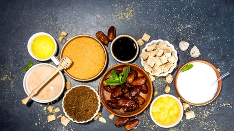 Cu ce poți înlocui zahărul din deserturi. 8 variante mai sănătoase de îndulcitori