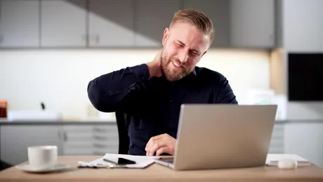 Trosnitul gâtului poate cauza accident vascular? Pericolele ascunse în spatele acestui obicei