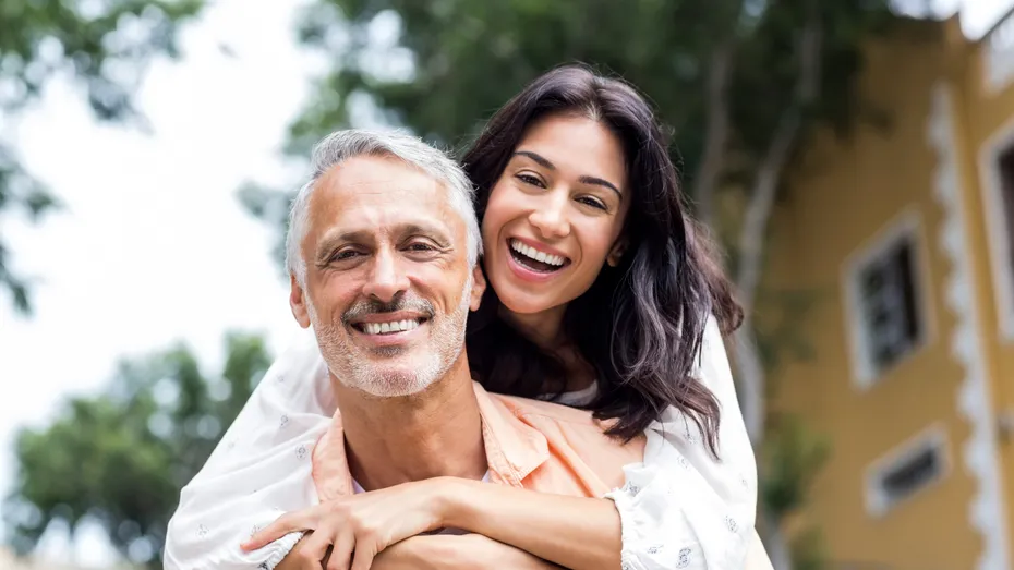 Relația cu un bărbat mai în vârstă. De ce sunt unele femei atrase de bărbații „copți”