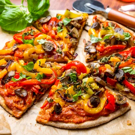 Cea mai bună rețetă de pizza de post – gata în 20 de minute! Cu ce înlocuiești mozzarella