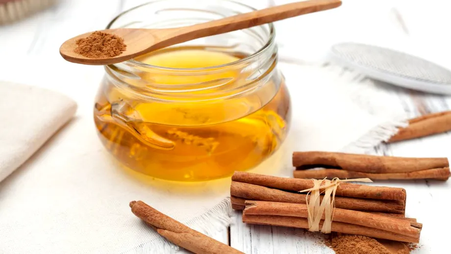 Dieta cu miere și scorțișoară. Rețeta pentru licoarea cu care înlocuiești zahărul rafinat din alimentație
